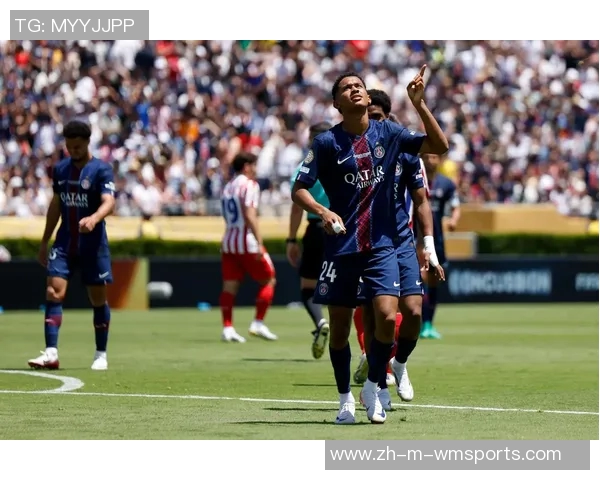 巴黎圣日耳曼全力以赴备战世俱杯半决赛展现球队训练热情与斗志 巴黎圣日耳曼全力以赴备战世俱杯半决赛展现球队训练热情与斗志